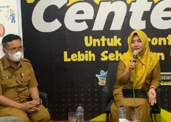 etua Majelis Kode Etik Apoteker Indonesia (IAI) PD Provinsi Gorontalo, Farid I Adam, S. Si, M. Kes, Apt (kiri) bersama dengan Kepala Dinas Kesehatan Provinsi Gorontalo, dr. Yana Yanti Suleman (kanan) memberikan keterangan pers terkait kasus gagal ginjal akut pada anak di Provinsi Gorontalo, Senin (24/10/2022) (muhajir/gopos)