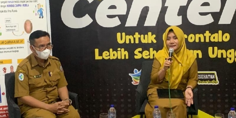 etua Majelis Kode Etik Apoteker Indonesia (IAI) PD Provinsi Gorontalo, Farid I Adam, S. Si, M. Kes, Apt (kiri) bersama dengan Kepala Dinas Kesehatan Provinsi Gorontalo, dr. Yana Yanti Suleman (kanan) memberikan keterangan pers terkait kasus gagal ginjal akut pada anak di Provinsi Gorontalo, Senin (24/10/2022) (muhajir/gopos)