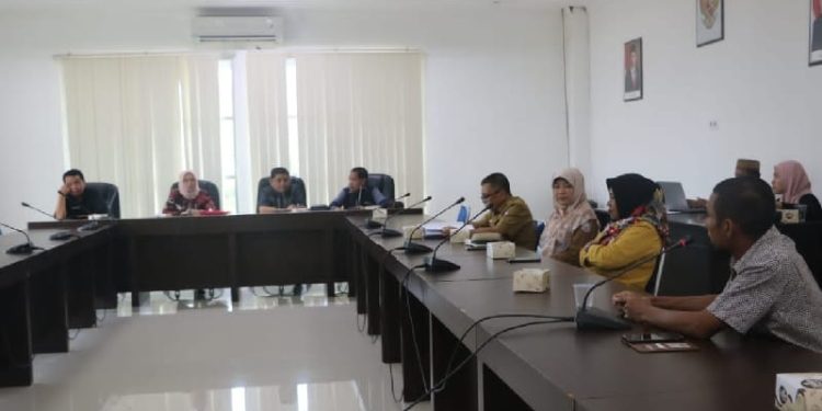 Rapat dengar pendapat antara Komisi II DPRD Provinsi Gorontalo bersama pengusaha sapi Gorontalo Utara, Senin (24/10/2022) (istimewa)