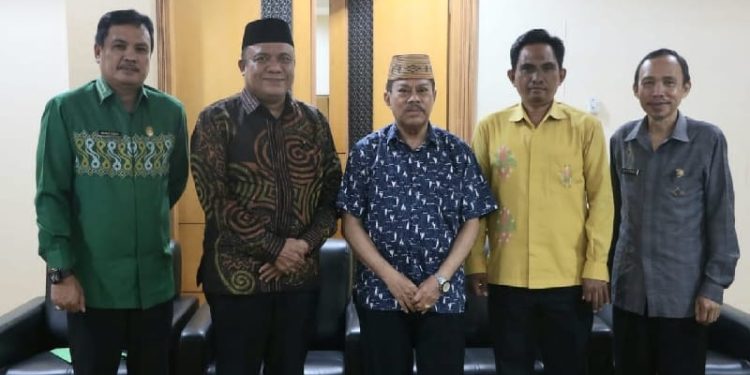 Ketua DPRD Provinsi Gorontalo, Paris RA Jusuf (tengah) menerima kunjungan Kanwil Kemenag Provinsi Gorontalo, Kamis (27/10/2022) (hms/deprov)