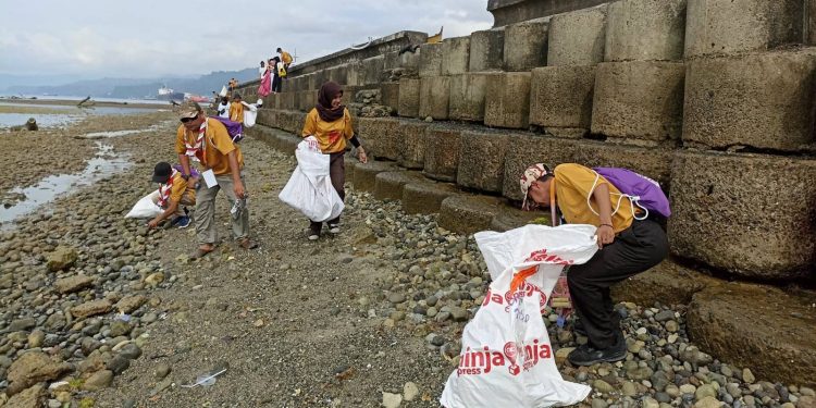 Aksi Muda Jaga Iklim dipusatkan di Pantai Rumah Tiga, Provinsi Ambon, Sabtu (29/10/2022). (istimewa)