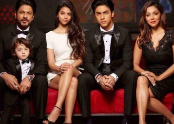 Shah Rukh Khan dan istrinya Gauri Khan serta ketiga anaknya, Aryan Khan, Suhana Khan dan AbRam Khan. Foto: Bollywoodlife.com