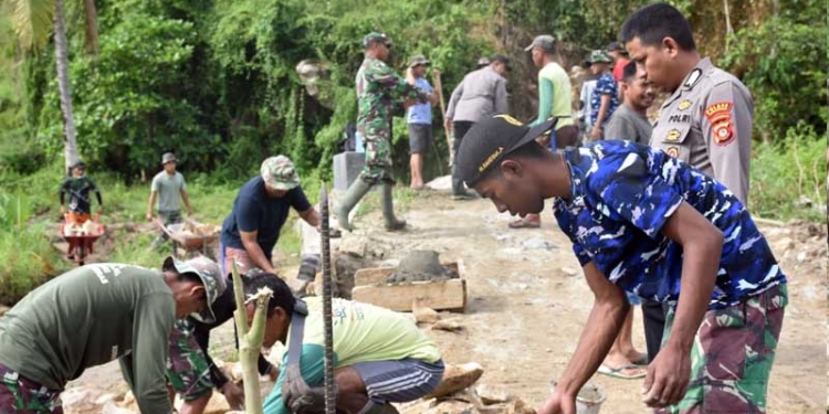 Nampak anggota gabungan sedang bekerja yang dibantu oleh masyarakat setempat dalam program TMMD ke-115 di wilayah Kecamatan Asparaga, Kabupaten Gorontalo. (foto.istimewa)
