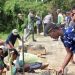 Nampak anggota gabungan sedang bekerja yang dibantu oleh masyarakat setempat dalam program TMMD ke-115 di wilayah Kecamatan Asparaga, Kabupaten Gorontalo. (foto.istimewa)