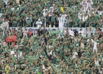 Suporter Arab Saudi riuh menyambut kemenangan negaranya atas Argentina dalam matchday pertama Grup C Piala Dunia 2022 di Stadion Ikonik Lusail, Qatar, Selsa (22/11/2022) malam WIB. [AFP]