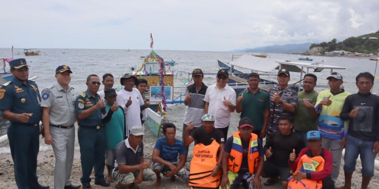 Bupati Hamim Pou didampingi Danlanal Gorontalo, dan Kepala KSOP Gorontalo, saat berpose dengan nelayan di lokasi Objek Wisata Hiu Paus Botubarani di Kecamatan Kabila Bone usai menyerahkan Pas Kecil untuk nelayan di wilayah tersebut, Kamis (10/11/2022). (Foto AKP/Diskominfo)