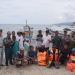 Bupati Hamim Pou didampingi Danlanal Gorontalo, dan Kepala KSOP Gorontalo, saat berpose dengan nelayan di lokasi Objek Wisata Hiu Paus Botubarani di Kecamatan Kabila Bone usai menyerahkan Pas Kecil untuk nelayan di wilayah tersebut, Kamis (10/11/2022). (Foto AKP/Diskominfo)