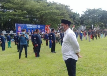 Hamim : 50 Persen Tenaga Honorer di Bone Bolango Masih Qualified, Bupati Hamim Pou saat memantau proses seleksi tenaga honor beberapa waktu yang lalu. (Foto Indra/Gopos)
