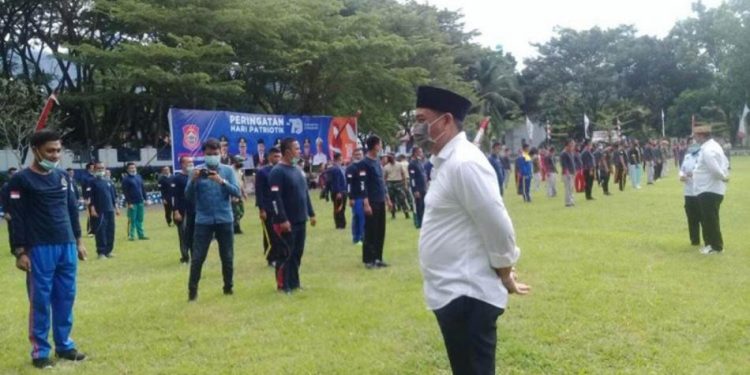 Hamim : 50 Persen Tenaga Honorer di Bone Bolango Masih Qualified, Bupati Hamim Pou saat memantau proses seleksi tenaga honor beberapa waktu yang lalu. (Foto Indra/Gopos)