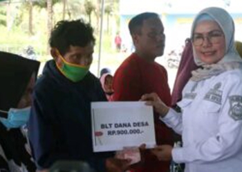 Merlan : BLT Tidak Bisa Dipotong, Wakil Bupati Bone Bolango, Merlan S. Uloli menyerahkan Bantuan Langsung Tunai (BLT) di Kecamatan Bulango Ulu, Rabu (19/10/2022).