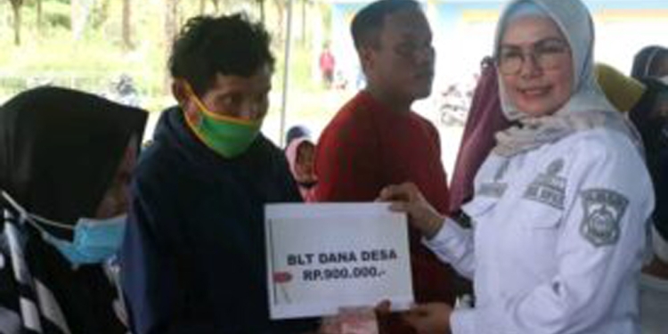 Merlan : BLT Tidak Bisa Dipotong, Wakil Bupati Bone Bolango, Merlan S. Uloli menyerahkan Bantuan Langsung Tunai (BLT) di Kecamatan Bulango Ulu, Rabu (19/10/2022).