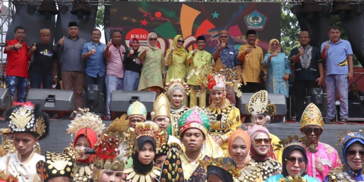 Wakil Bupati Bone Bolango Merlan S. Uloli saat foto bersama pada kegiatan Festival Walima KKIG Kota Bitung. (Foto AKP/Diskominfo)