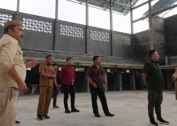 GOR BOLUDAWA - Jajaran DPRD Bone Bolango saat meninjau proyek pembangunan GOR Boludawa, Selasa (8/11/2022). (Foto: Istimewa)