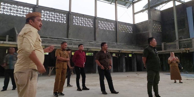 GOR BOLUDAWA - Jajaran DPRD Bone Bolango saat meninjau proyek pembangunan GOR Boludawa, Selasa (8/11/2022). (Foto: Istimewa)