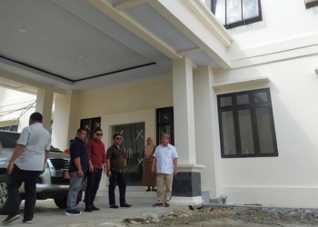 Jajaran anggota DPRD Kabupaten Bone Bolango saat meninjau kantor DPRD baru di Desa Ulantha. (Foto: Istimewa)