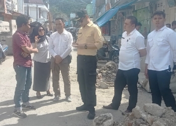 Wakil Wali Kota Gorontalo, Ryan F Kono saat meninjau pekerjaan proyek di kawasan pertokoan Kota Gorontalo, Selasa (9/11/2022). Sari/gopos