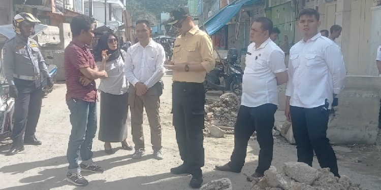 Wakil Wali Kota Gorontalo, Ryan F Kono saat meninjau pekerjaan proyek di kawasan pertokoan Kota Gorontalo, Selasa (9/11/2022). Sari/gopos
