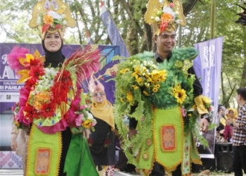 Sekretariat Dewan (Sekwan) Dewan Perwakilan Rakyat Daerah (DPRD) Kabupaten Bone Bolango ikut meramaikan fashion show karawo di Hari Pahlawan Nasional. (Foto: Humas)