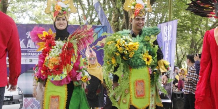 Sekretariat Dewan (Sekwan) Dewan Perwakilan Rakyat Daerah (DPRD) Kabupaten Bone Bolango ikut meramaikan fashion show karawo di Hari Pahlawan Nasional. (Foto: Humas)