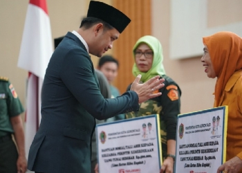 Wakil Wali Kota Gorontalo, Ryan Kono saat menyerahkan bantuan kepada keluarga perintis kemerdekaan di Kota Gorontalo. (Foto: Humas)
