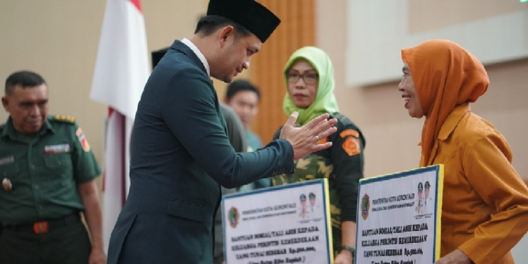Wakil Wali Kota Gorontalo, Ryan Kono saat menyerahkan bantuan kepada keluarga perintis kemerdekaan di Kota Gorontalo. (Foto: Humas)