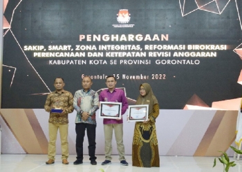 Komisi Pemilihan Umum Provinsi Gorontalo memberikan penghargaan bidang perencanaan kepada KPU kabupaten/kota se-Provinsi Gorontalo. (Foto: Istimewa)