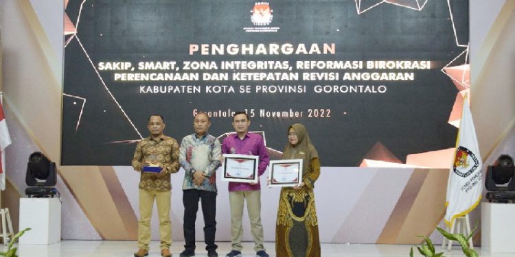 Komisi Pemilihan Umum Provinsi Gorontalo memberikan penghargaan bidang perencanaan kepada KPU kabupaten/kota se-Provinsi Gorontalo. (Foto: Istimewa)