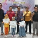 Branch Manager Hyundai Gorontalo, Bripierre Glancy Marco Latupeirissa (kiri) bersama mitra lembaga finance Hyundai Gorontalo berpose bersama dengan pemenang lomba mewarnai, Sabtu (12/11/2022). (gopos)