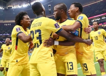 Penyerang Timnas Ekuador #13 Enner Valencia (ketiga dari kanan) melakukan selebrasi dengan rekan setimnya setelah mencetak gol yang kemudian dianulir selama matchday pertama Grup A Piala Dunia Qatar 2022 antara Qatar vs Ekuador di Stadion Al-Bayt di Al Khor, utara Doha pada November 20, 2022.MANAN VATSYAYANA / AFP