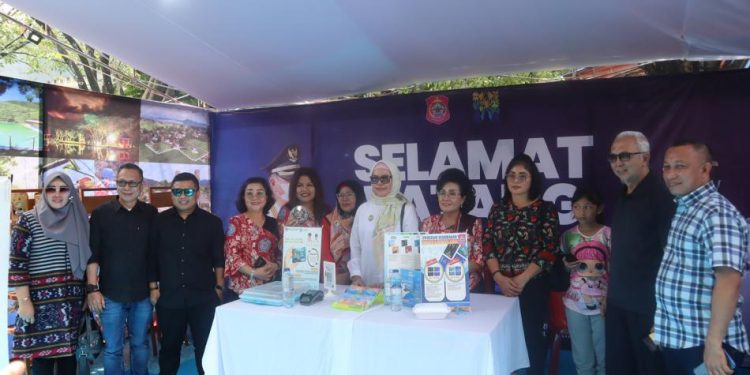 Wakil Bupati Merlan S. Uloli meninjau stand pameran Pemerintah Kabupaten Bone Bolango di lokasi Festival Walima yang digagas oleh KKIG Kota Bitung yang dilaksanakan dari tanggal 28-30 Oktober 2022, di Kompleks TKB Pasar Tua Bitung, Sabtu (29/10/2022). (Foto AKP/Diskominfo)