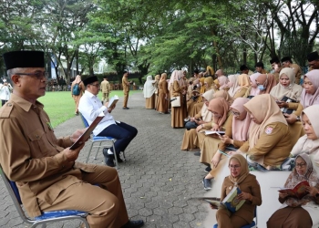 Bupati Hamim Pou, Wakil Bupati Merlan S. Uloli, dan Sekda Ishak Ntoma, para pimpinan OPD, berbaur dengan ASN dan para tenaga kontrak mengaji 30 juz di setiap sudut lapangan, di halaman Kantor Bupati Bone Bolango, Senin (24/10/2022). (Foto AKP/Diskominfo)