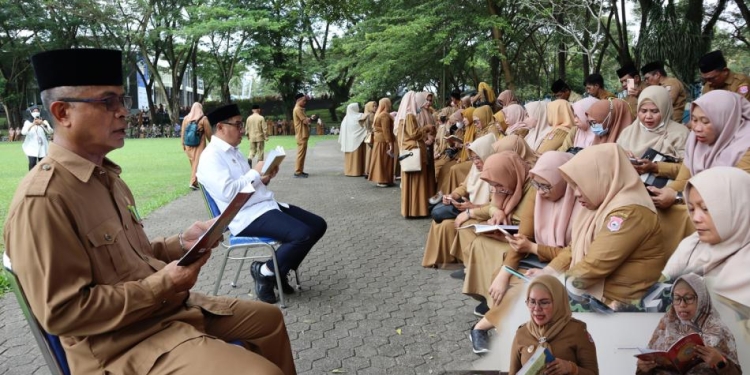 Bupati Hamim Pou, Wakil Bupati Merlan S. Uloli, dan Sekda Ishak Ntoma, para pimpinan OPD, berbaur dengan ASN dan para tenaga kontrak mengaji 30 juz di setiap sudut lapangan, di halaman Kantor Bupati Bone Bolango, Senin (24/10/2022). (Foto AKP/Diskominfo)