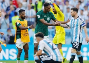 Gelandang Arab Saudi #23 Mohamed Kanno berjabat tangan dengan penyerang Argentina #10 Lionel Messi setelah pertandingan pertama Grup C Piala Dunia 2022 antara Argentina vs Arab Saudi di Stadion Lusail di Lusail, utara Doha pada 22 November 2022. Aneh ANDERSEN / AFP.