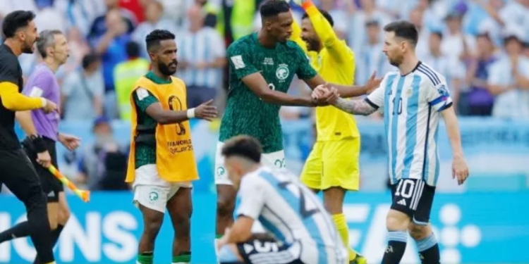 Gelandang Arab Saudi #23 Mohamed Kanno berjabat tangan dengan penyerang Argentina #10 Lionel Messi setelah pertandingan pertama Grup C Piala Dunia 2022 antara Argentina vs Arab Saudi di Stadion Lusail di Lusail, utara Doha pada 22 November 2022. Aneh ANDERSEN / AFP.