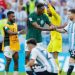 Gelandang Arab Saudi #23 Mohamed Kanno berjabat tangan dengan penyerang Argentina #10 Lionel Messi setelah pertandingan pertama Grup C Piala Dunia 2022 antara Argentina vs Arab Saudi di Stadion Lusail di Lusail, utara Doha pada 22 November 2022. Aneh ANDERSEN / AFP.