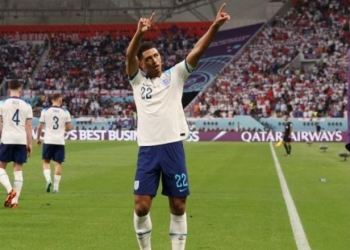 Gelandang Timnas Inggris, Jude Bellingham melakukan selebrasi usai mencetak gol ke gawang Iran pada laga Piala Dunia 2022 di Qatar, Senin (21/11/2022) malam WIB. [Adrian DENNIS / AFP]