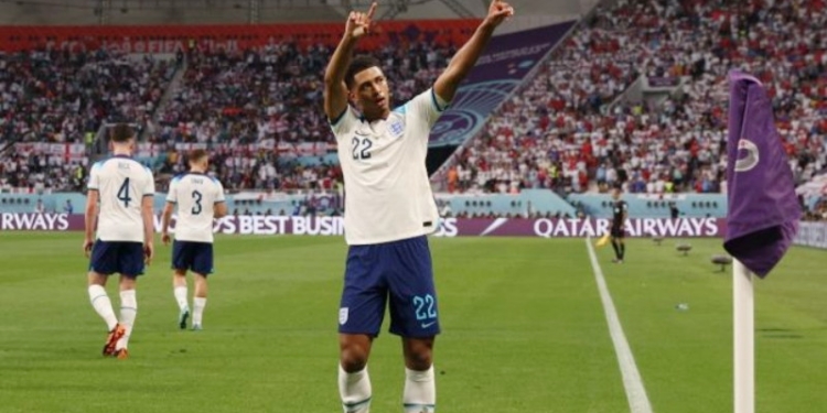 Gelandang Timnas Inggris, Jude Bellingham melakukan selebrasi usai mencetak gol ke gawang Iran pada laga Piala Dunia 2022 di Qatar, Senin (21/11/2022) malam WIB. [Adrian DENNIS / AFP]