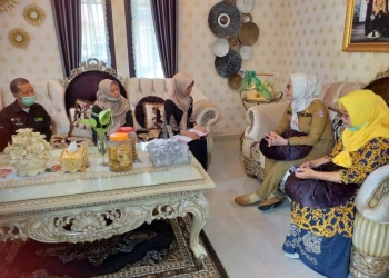 Merlan Jadi Orang Pertama di Bone Bolango yang Jalani Pendataan Regsosek, Wakil Bupati Bone Bolango, Merlan S. Uloli saat menerima tim pendataan Regsosek di Kediaman Pribadi, Selasa (18/10/2022). (Foto Indra/Gopos)