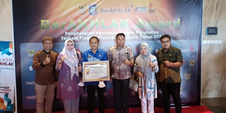 Nirwan Utiarahman Sabet Penghargaan Pemimpin Perubahan Terbaik OPD se Provinsi Gorontalo Tahun 2022, Kadis PUPR-PR Bone Bolango Nirwan Utiarahman saat berpose bersama Bupati Hamim Pou usai menerima piagam penghargaan pimpin perubahan terbaik OPD kabupaten/kota se Provinsi Gorontalalo tahun 2022, di Hotel Aston, Kota Gorontalo, Jumat (14/10/2022). (Foto Irul/Diskominfo)