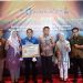 Nirwan Utiarahman Sabet Penghargaan Pemimpin Perubahan Terbaik OPD se Provinsi Gorontalo Tahun 2022, Kadis PUPR-PR Bone Bolango Nirwan Utiarahman saat berpose bersama Bupati Hamim Pou usai menerima piagam penghargaan pimpin perubahan terbaik OPD kabupaten/kota se Provinsi Gorontalalo tahun 2022, di Hotel Aston, Kota Gorontalo, Jumat (14/10/2022). (Foto Irul/Diskominfo)