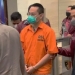Tersangka Indra Kesuma alias Indra Kenz (tengah) dihadirkan saat rilis kasus dugaan penipuan berkedok trading binary option, Binomo di Bareskrim Mabes Polri, Jakarta Selatan, Jumat (25/3/2022). [Suara.com]