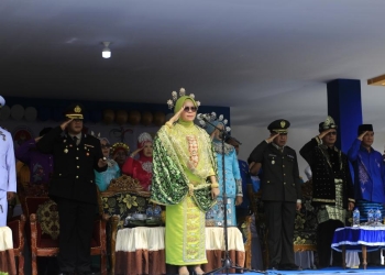 Wakil Bupati Bone Bolango, Merlan S. Uloli bertindak sebagai Inspektur Upacara pada peringatan Hari Sumpah Pemuda ke-94 yang dipusatkan di Lapangan Ippot Tapa, Jumat (28/10/2022). (Foto Irul/Diskominfo)