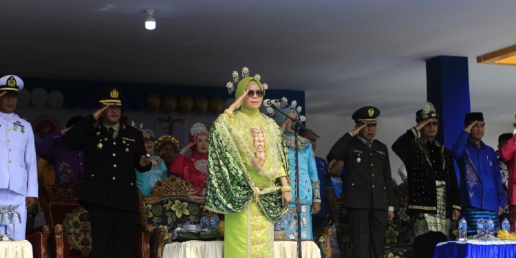 Wakil Bupati Bone Bolango, Merlan S. Uloli bertindak sebagai Inspektur Upacara pada peringatan Hari Sumpah Pemuda ke-94 yang dipusatkan di Lapangan Ippot Tapa, Jumat (28/10/2022). (Foto Irul/Diskominfo)