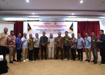 Wabup Merlan Uloli saat menjadi narasumber sekaligus menutup kegiatan sosialisasi peraturan pengawasan penyelenggaraan Pemilu dalam tema netralitas ASN dalam penyelenggaraan Pemilu serentak tahun 2024 di Hotel Damhil Gorontalo, Minggu (20/11/2022). (Foto AKP/Diskominfo)