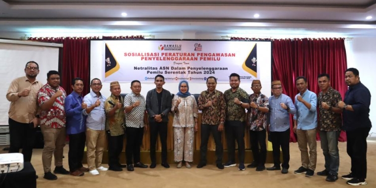 Wabup Merlan Uloli saat menjadi narasumber sekaligus menutup kegiatan sosialisasi peraturan pengawasan penyelenggaraan Pemilu dalam tema netralitas ASN dalam penyelenggaraan Pemilu serentak tahun 2024 di Hotel Damhil Gorontalo, Minggu (20/11/2022). (Foto AKP/Diskominfo)