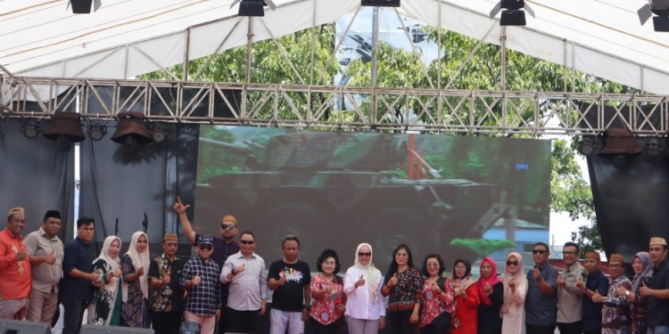 Wakil Bupati Merlan S. Uloli didampingi Asisten I Setda Bone Bolango Aznan Nazamudin, Asisten II Jusni Bolilio, Kepala Dinas Kominfo Misnawaty Wantogia dan beberapa pimpinan OPD, serta Camat, menghadiri Festival Walima ketiga yang digagas oleh KKIG Kota Bitung yang dilaksanakan di Kompleks TKB Pasar Tua Bitung, Sabtu (29/10/2022). (Foto AKP/Diskominfo)