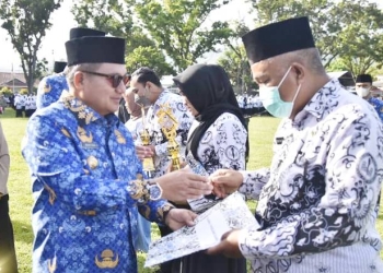 Wali Kota Gorontalo, Marten Taha saat mengikuti apel Kopri, di lapangan Buladu, Kecamatan Kota Barat, Kota Gorontalo, Selasa (29/11/2022). Humas