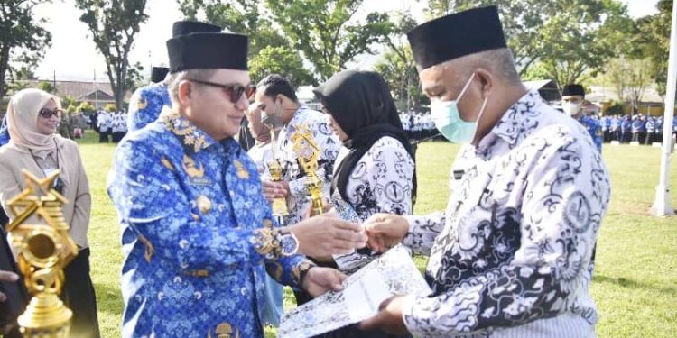 Wali Kota Gorontalo, Marten Taha saat mengikuti apel Kopri, di lapangan Buladu, Kecamatan Kota Barat, Kota Gorontalo, Selasa (29/11/2022). Humas