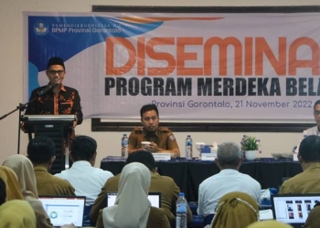 Anggota Komisi IV, DPRD Provinsi Gorontalo Adnan Entengo memberikan sambutan pada kegiatan diseminasi hasil Program Merdeka Belajar tahun 2022," Senin (21/11/2022) di Hotel Toewawa, Kecamatan Suwawa (hms)