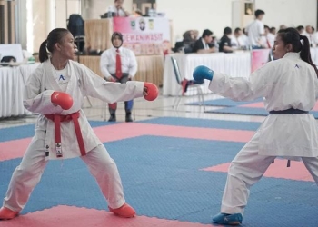 Pertandingan karate pada kelas kumite under 50 kg putri (Dok. UNG)